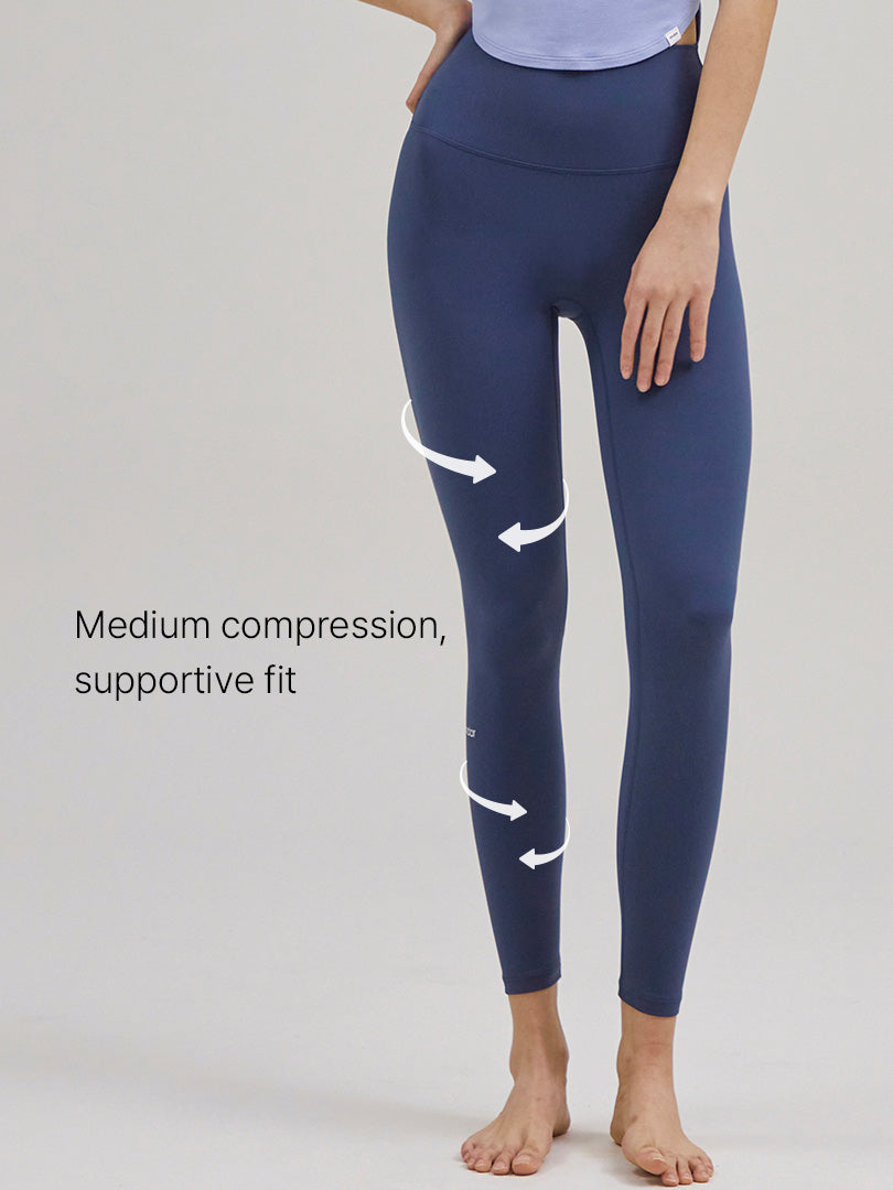Basic shiny compressive ankle-length leggings